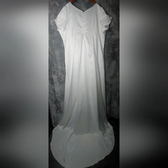 Calito White Wedding Dress - Picture 2 of 11